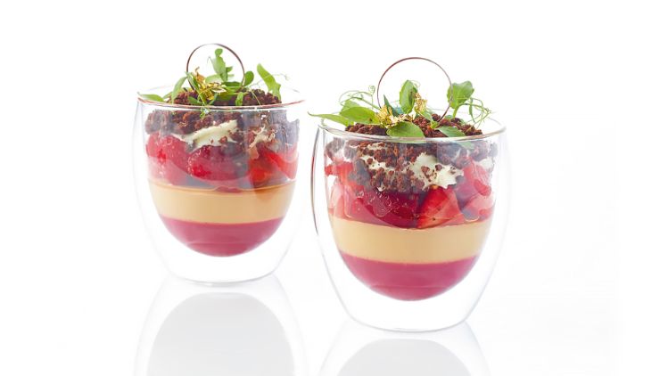 Rezepte-02-QimiQ-Espuma-mit-marinierten-Erdbeeren-Stagesimple