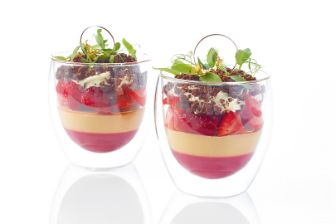 Rezepte-02-QimiQ-Espuma-mit-marinierten-Erdbeeren-Stagesimple