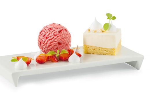 Rezepte-05-Quarkmousse-mit-frischen-Erdbeeren-und-Erdbeer-Glace-Teaser-M